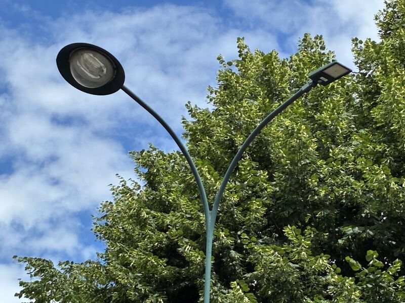 Qual è il colore più comune per i pali e gli apparecchi per l'illuminazione stradale?