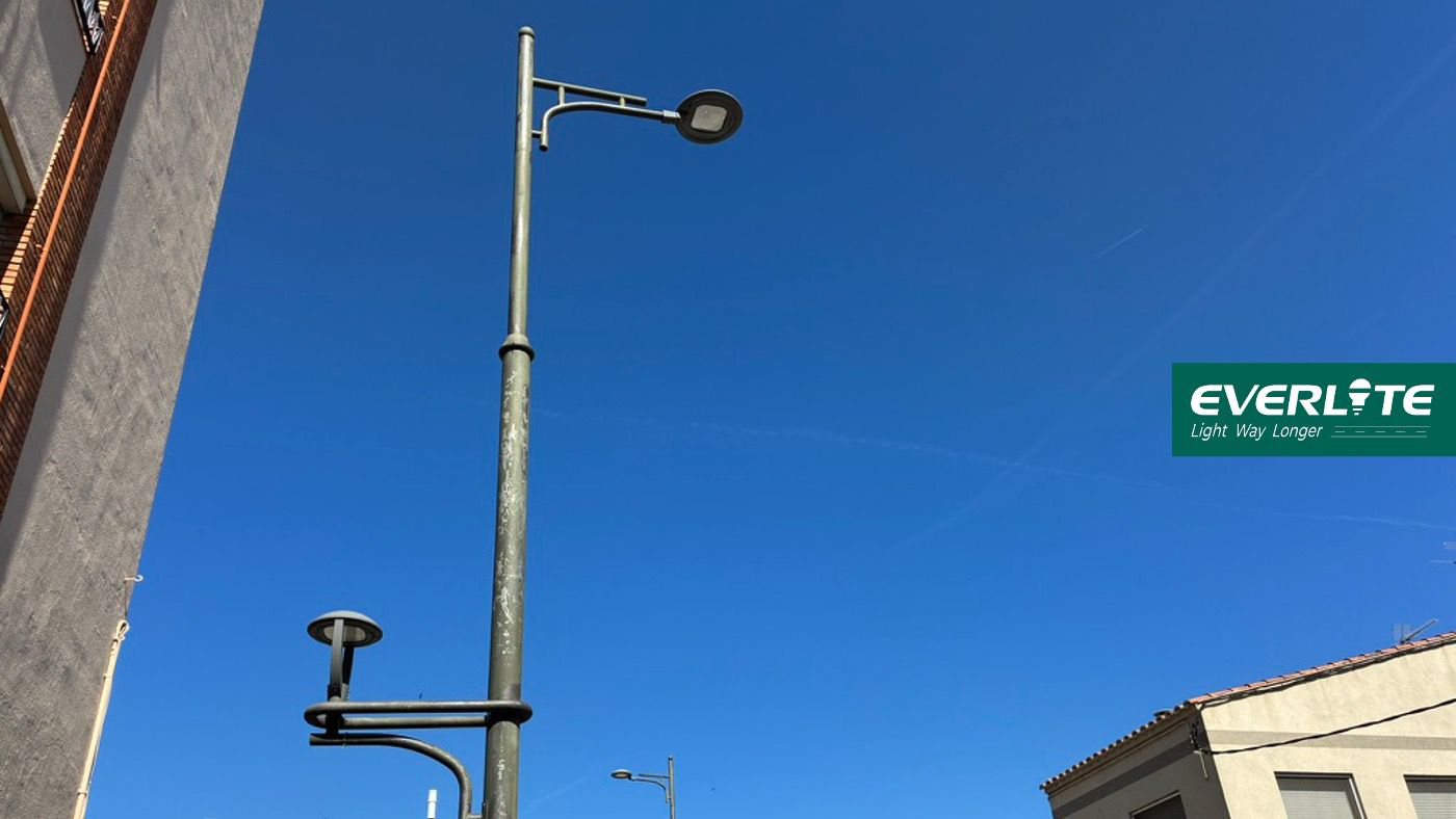 Un disegno, molte scene: la luce dà forma a città unificate