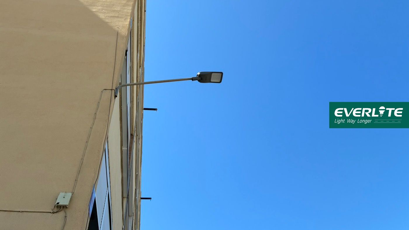 Illuminazione stradale a parete: reinventare l'illuminazione dei vicoli stretti