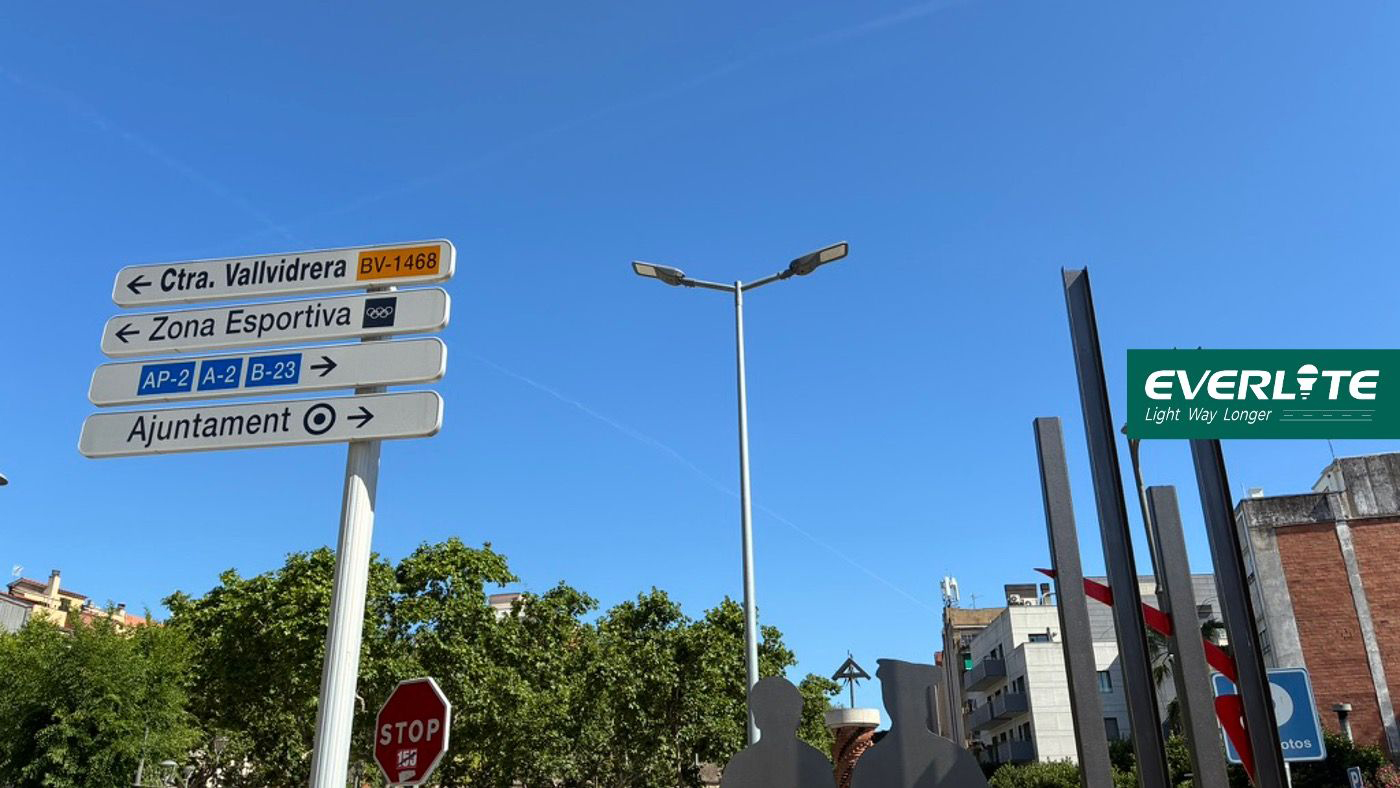 Staffe di tipo T e di tipo Y per pali di illuminazione a doppia lampada